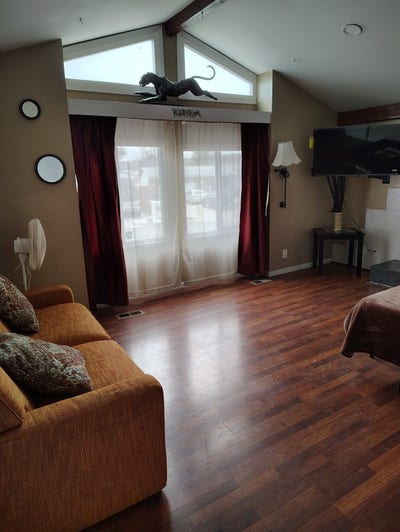 Furnished room near airport! Main Photo