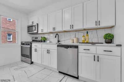 Room for rent in 2 bedroom home Main Photo