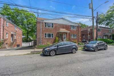 Room for rent in 2 bedroom home Main Photo