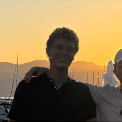 Working professional looking for roommates wi... Main Photo