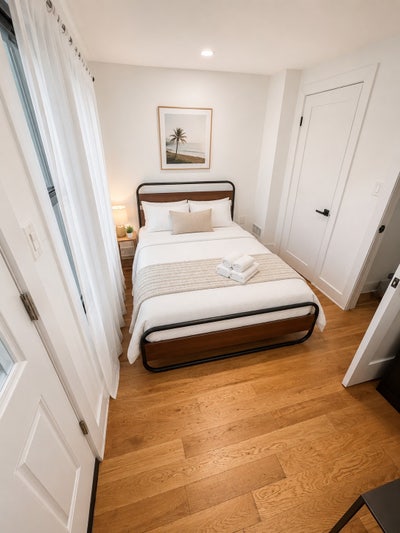 Great Room Available for the Summer! Main Photo