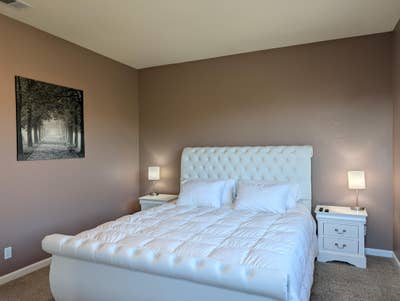 Large room, private bathroom, safe, quiet home Main Photo