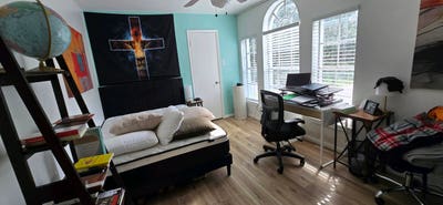 Room W/ Great Perks – Free Food & Utilities Inclu. Main Photo
