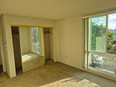 Unfurnished Room for Rent. Minutes from the Beach! Main Photo