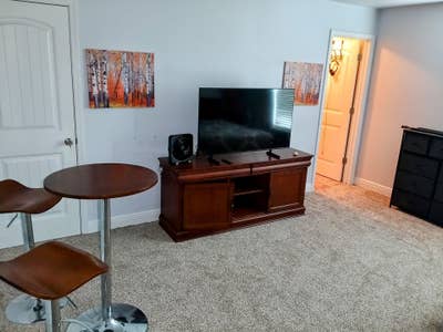 Comfy Large Bedroom with Television and mini fridg Main Photo