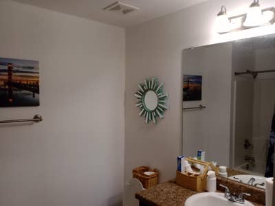 Comfy Large Bedroom with Television and mini fridg Main Photo