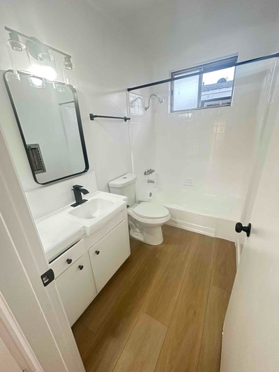 Modern One Plus One Plus 1 Bath Apartment in Canog Main Photo