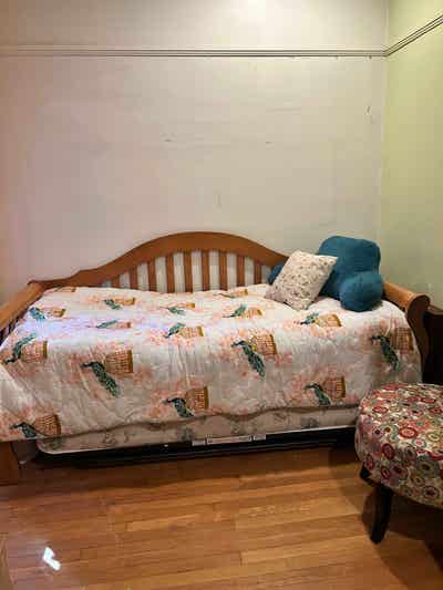 $650/month Furnished Close to Train and Cafes Main Photo
