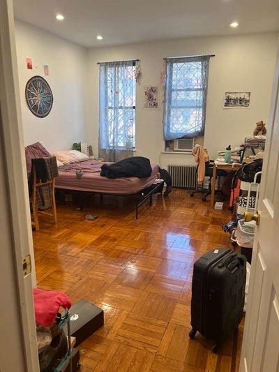 Looking for a roommate in 3BHK Main Photo