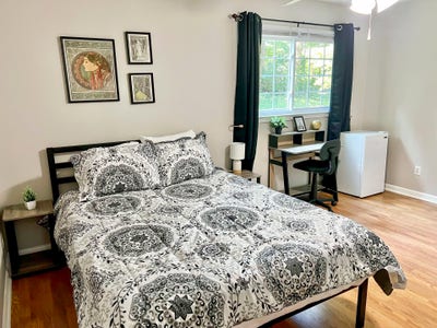  HospitalityFocused CoLiving in Lilburn 🤝 MoveIn  Main Photo