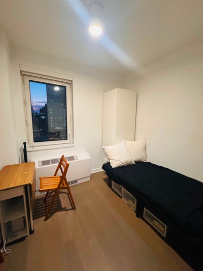 Furnished room in LIC Main Photo