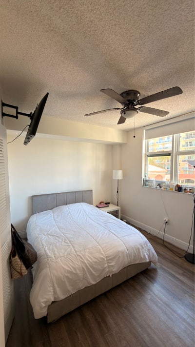 Room with private bathroom in Sunny Isles Main Photo