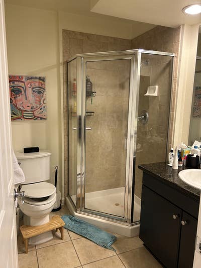 Room with private bath in condo  Main Photo