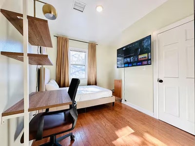 Cozy Room in Great Neighborhood Main Photo