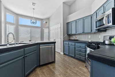 Safe, Stylish & Fully Renovated Room in Modern Hom Main Photo