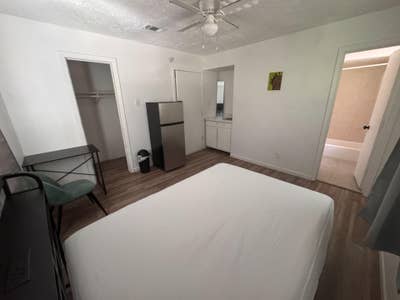 Private bath 🚽 🚿and kitchenettefridge on 2nd fl. Main Photo