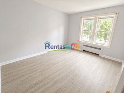 Huge 1 Bedroom Apartment ~ ft Heat & Hot Water Inc Main Photo
