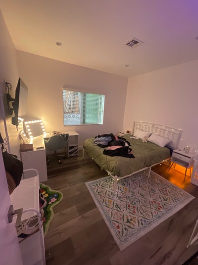 Large bedroom in townhouse - expo park  Main Photo