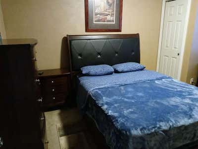 Room and private bath available in Spring Main Photo