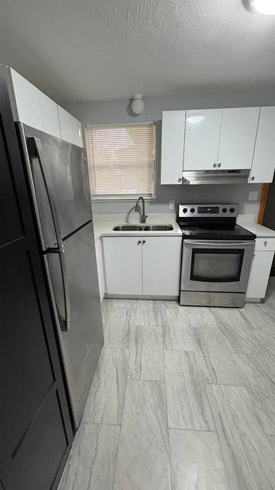 Newly Renovated Rooms Fast WiFi, TV + Walk to Walm Main Photo