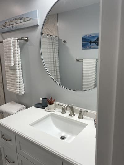 Master Bedroom / Private bath and walk in closet Main Photo