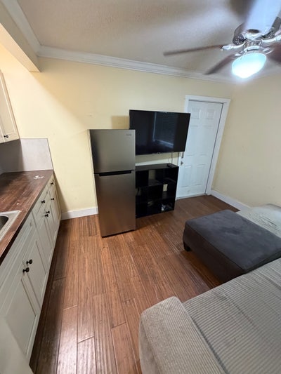 Efficiency for rent Main Photo