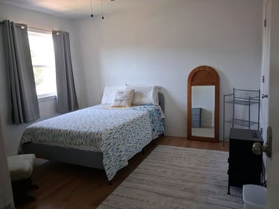 2 rooms available in large home Main Photo