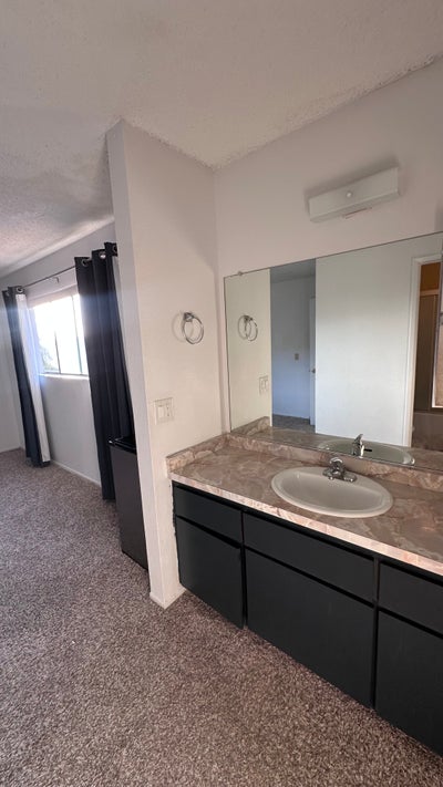 1 room with private bathroom female preferred Main Photo
