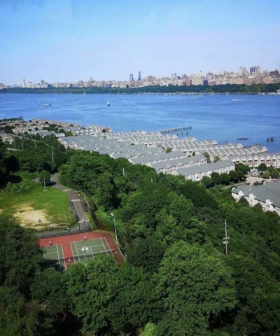 Large waterfront bedroom with Manhattan view Main Photo