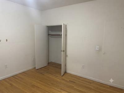 Beautiful Large room for rent working person only Main Photo