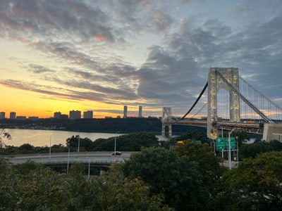Large Room With Amazing River & Bridge View! Main Photo