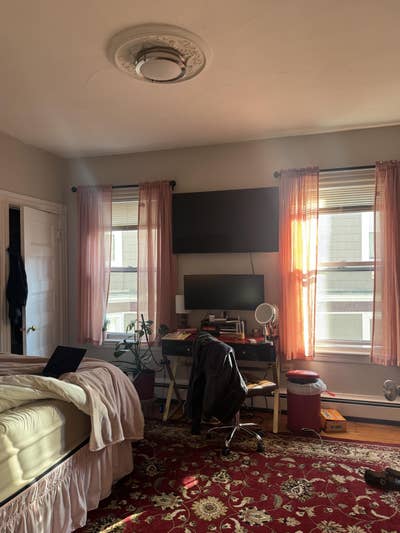 Large Bedroom in All Girls House  Main Photo