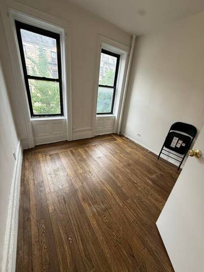 #1161 BIg and bright 2 bed/1 bath in Hamilton Heig Main Photo