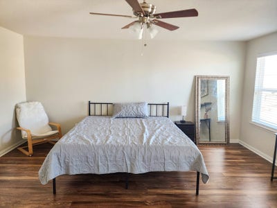   New Spacious Room in Manor, TX!  Beautiful Furni Main Photo