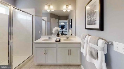 Cozy room with en_suite bathroom in a townhouse  Main Photo