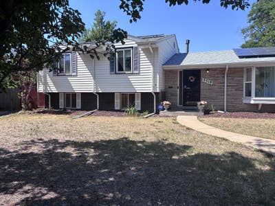 Room for rent in spacious 5 bedroom home Main Photo