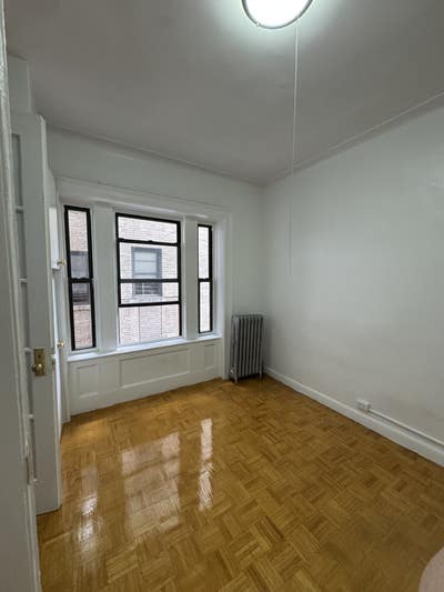 Spacious room in 2 bedroom apt Main Photo