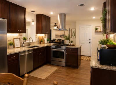 Your new home awaits! This newlyrenovated Orlando  Main Photo