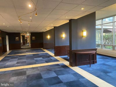 1 br wDen Deluxe 1030 E Lancaster Ave #326 Main Photo