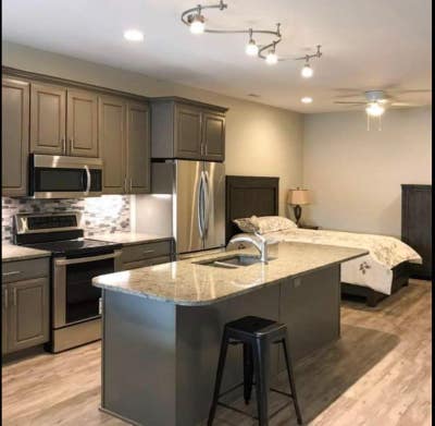 Modern Downtown Clare Studio_Walk to ShopsDining & Main Photo