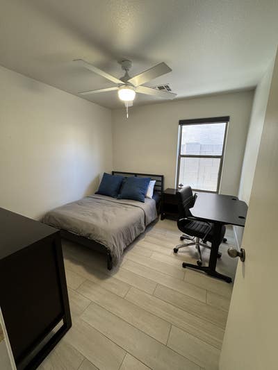Cozy Room Available in Charming Home Main Photo