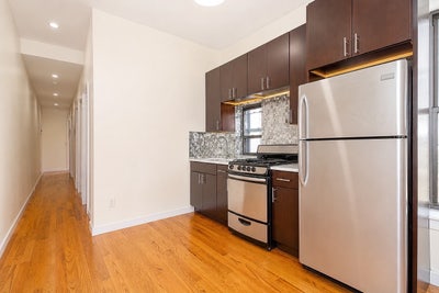 Laundry // 1.5 bath // roof access // living room Main Photo