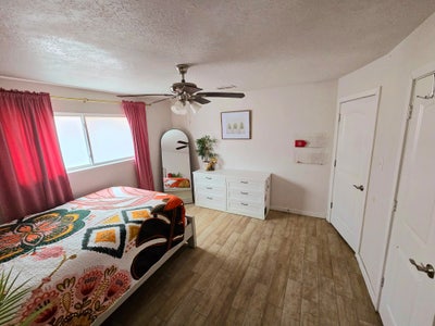 Private room in a peaceful home Main Photo