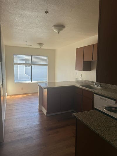 1 bed and Shared bath apt in hayward Main Photo