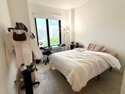 Light filled large room in quiet apartment Main Photo