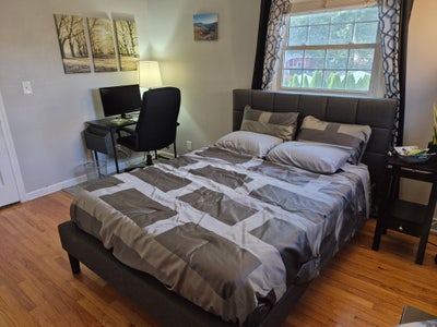 Cozy private room in 5 bedroom home Main Photo