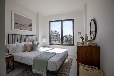 Light filled large room in quiet apartment Main Photo