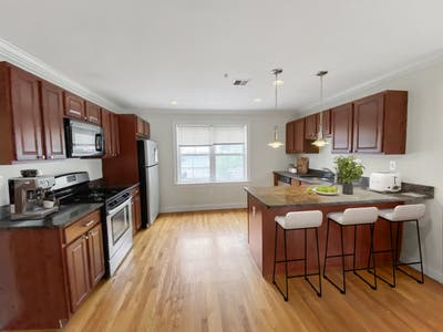 A large house in Roxbury Main Photo
