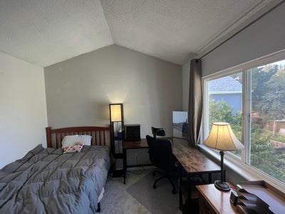 Clean and quiet room in a fully renovated house Main Photo