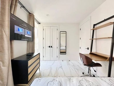 Modern Madison St Room with Gym & Rooftops Main Photo